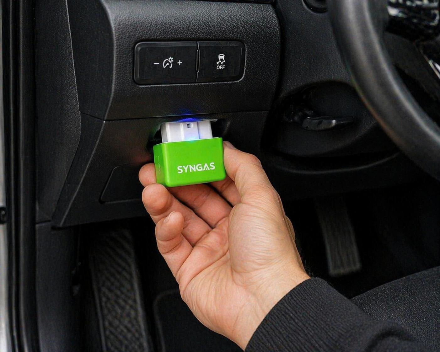 Hand zeigt die Installation von Syngas im OBD2-Anschluss